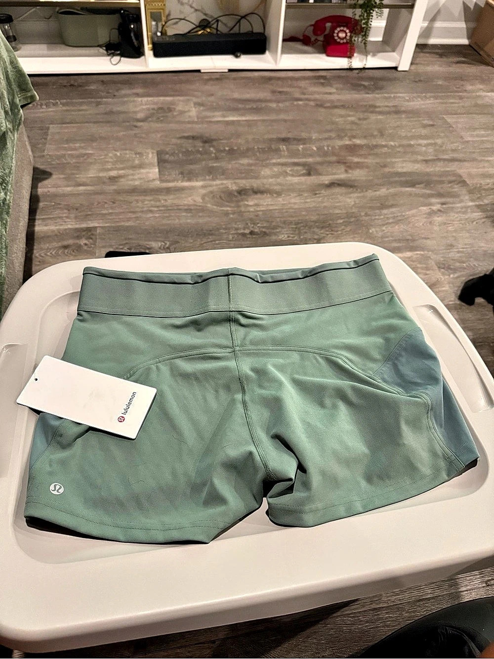lululemon License to Train High-Rise Short 2" *Logo Green